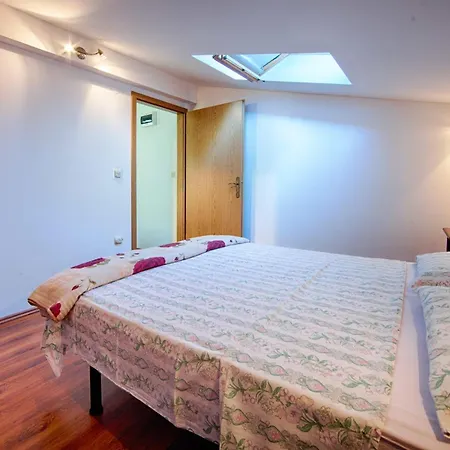 Dina Apartmán *